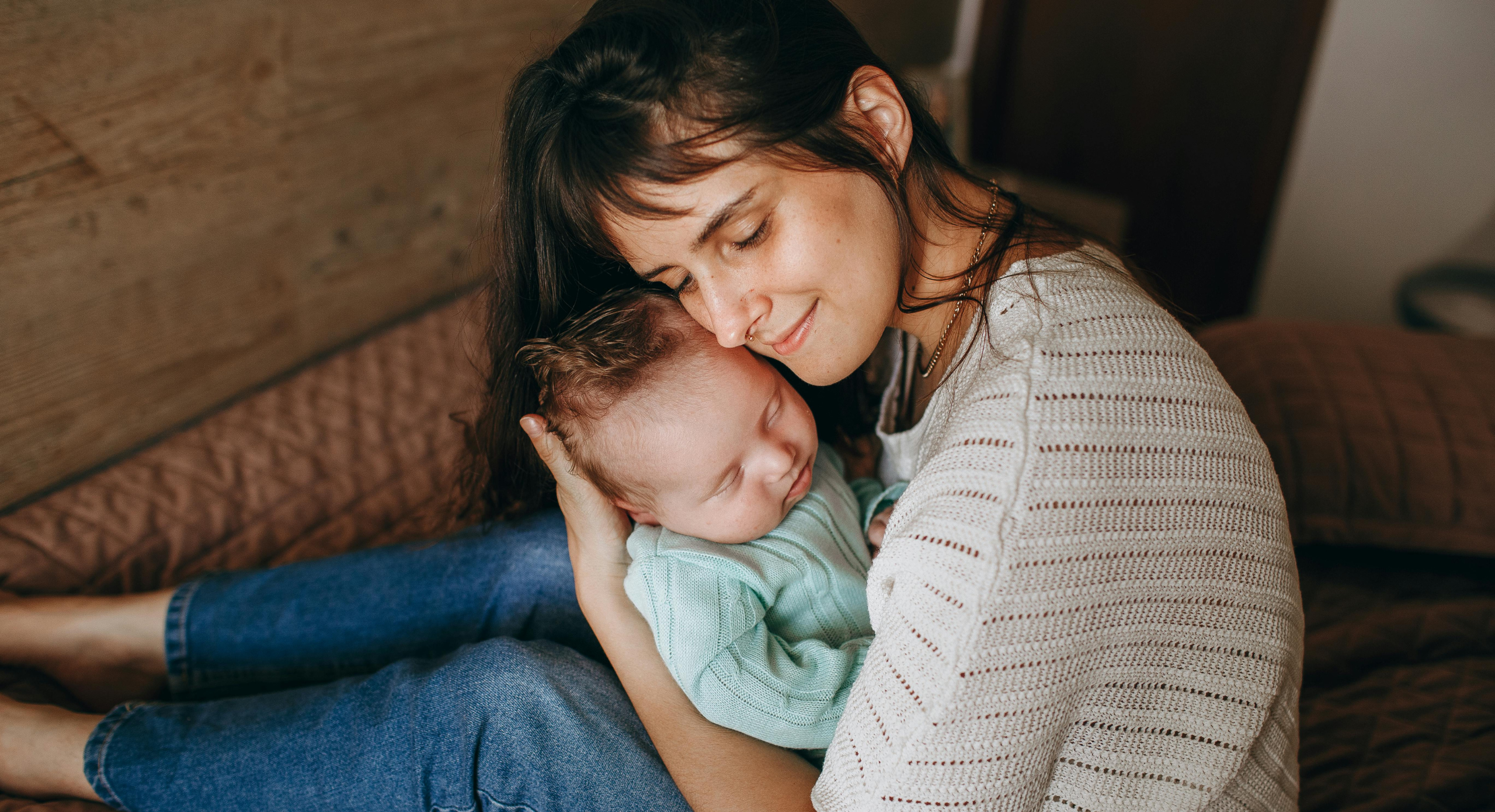 Guide til ammetøj: Her er 7 råd til ammevenligt tøj i din garderobe