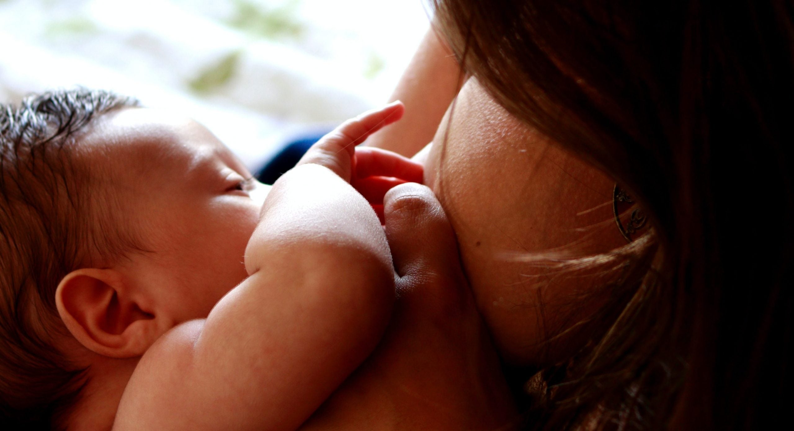 Lange bryster, nisseøl og amme-the – Vi tester 7 myter om amning