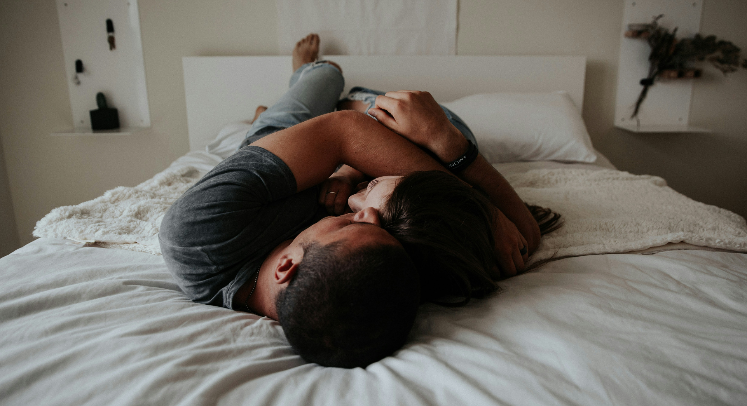 sexstillinger efter fødsel par ligger i sengen