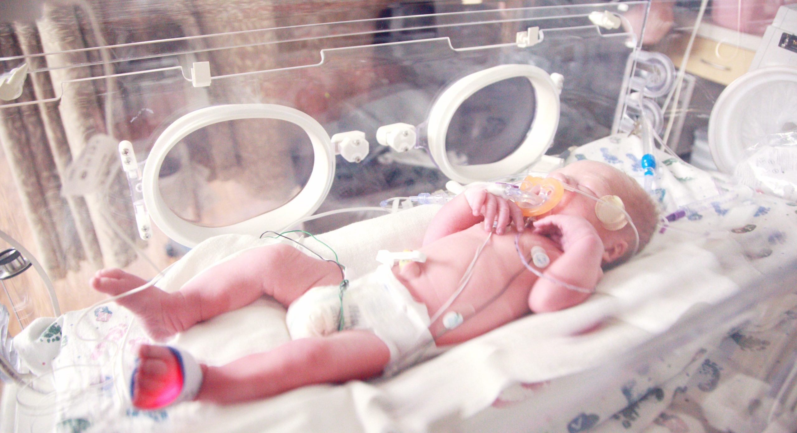 “Mange gange har jeg stået foran kuvøsen og grædt i panik over at skulle løfte mit eget barn.”