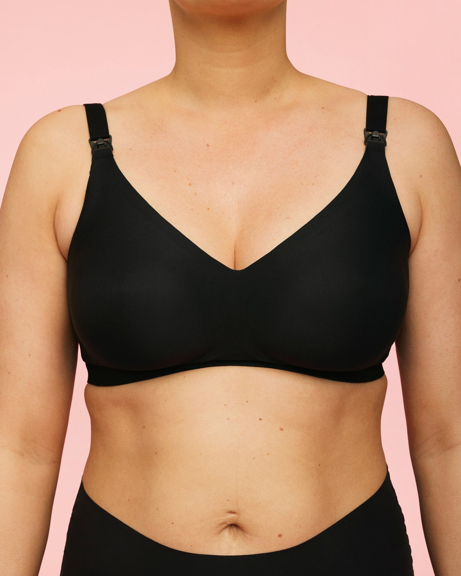 close up af kvinde iført amme bh med vattering fra momkind