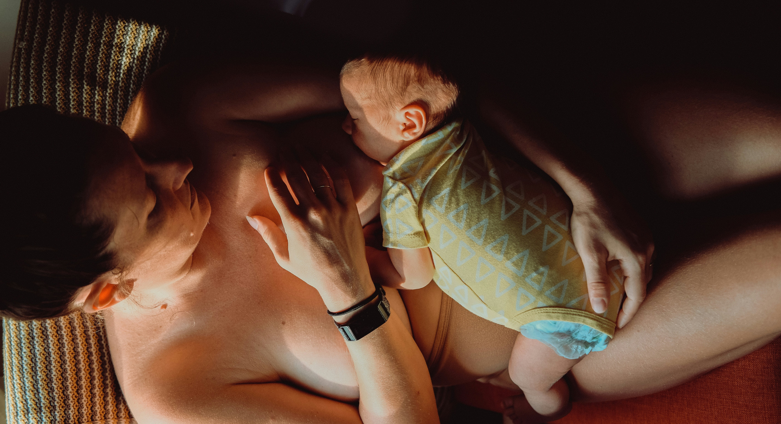 amning alt det vi ikke taler om kvinde ammer baby i laid back ammestilling