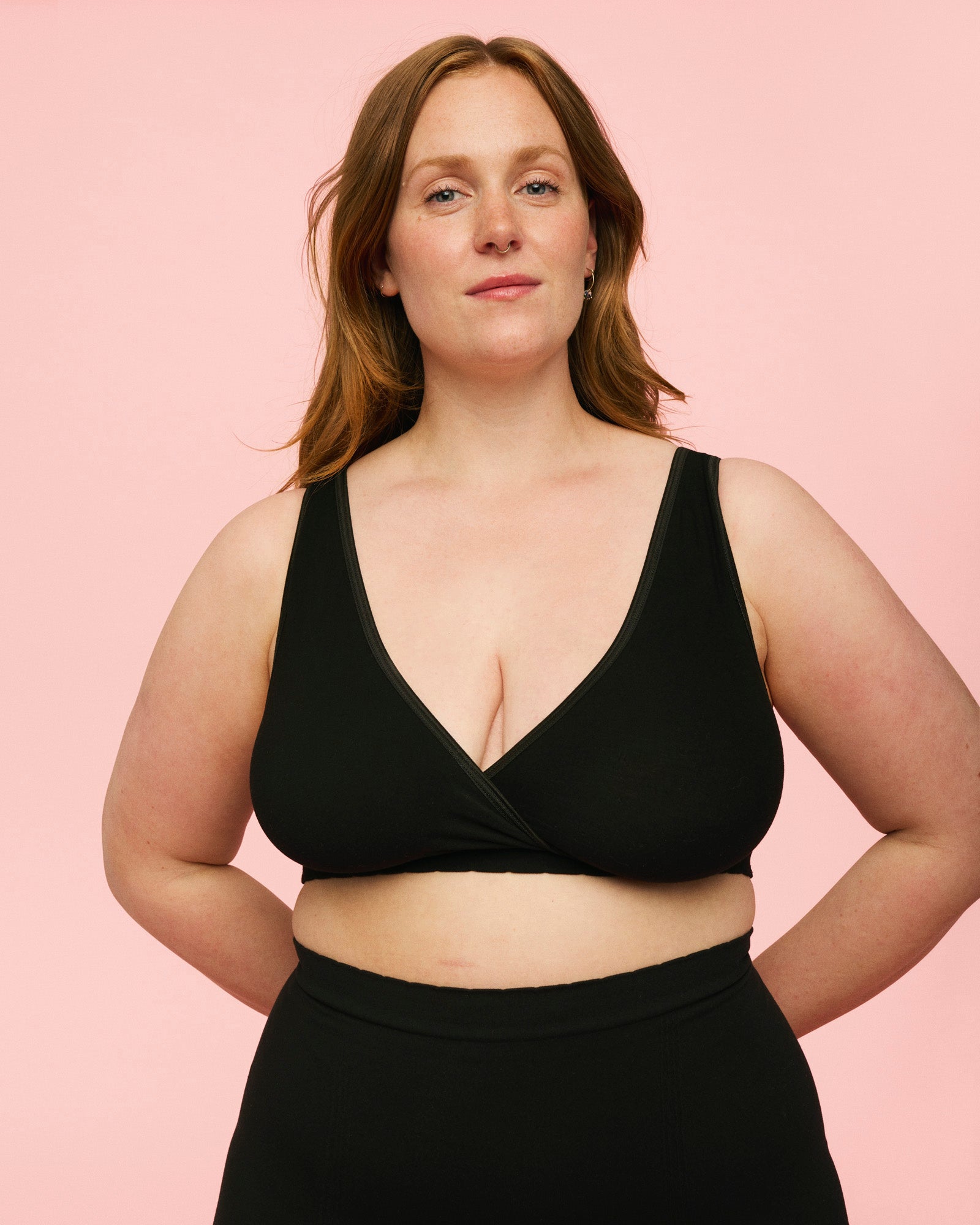 kvinde iført sort crossover bh fra momkind