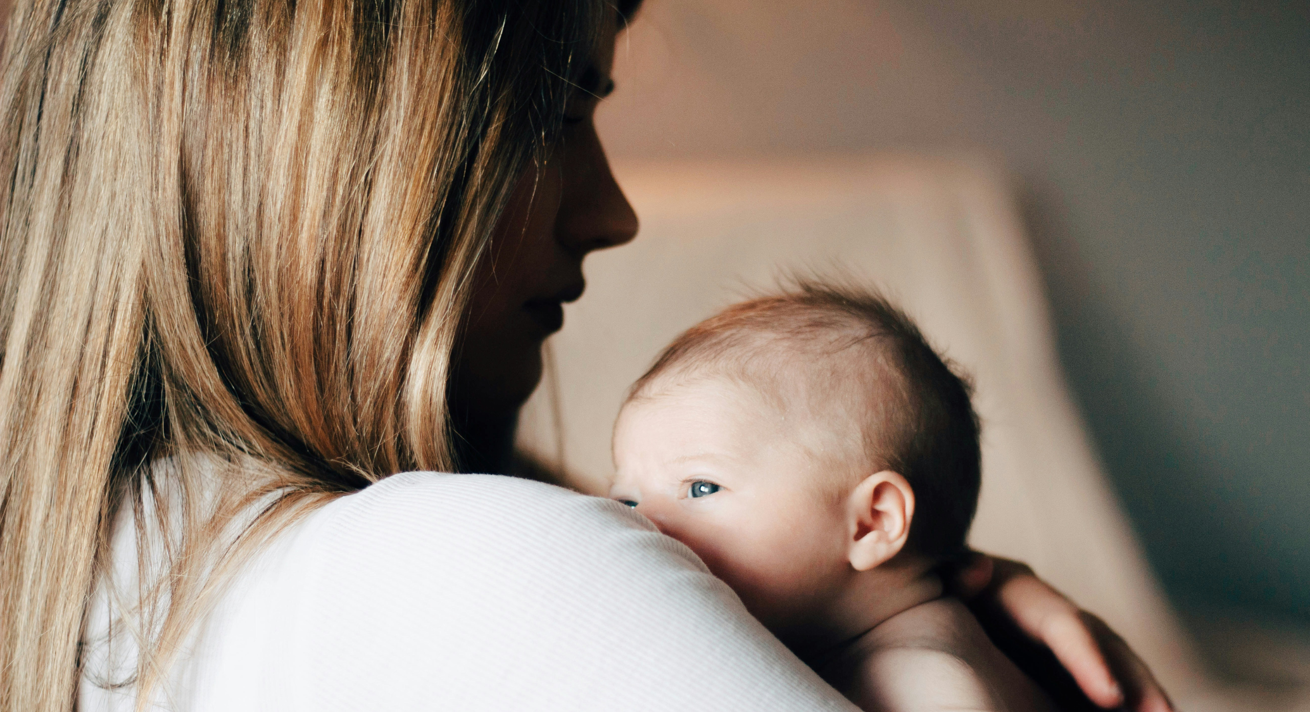 hormoner efter fødsel mor med baby