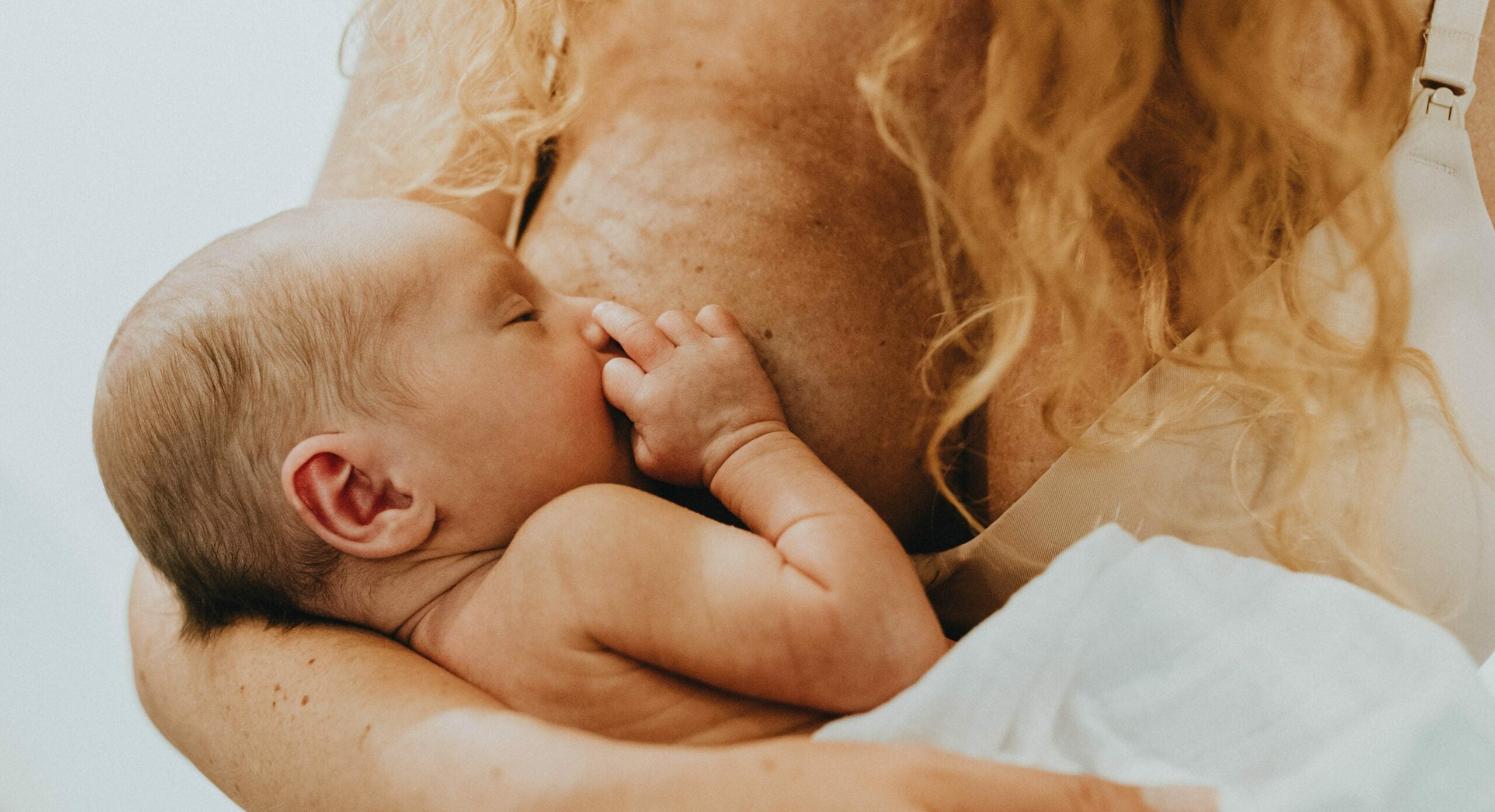 hvor ofte skal baby ammes kvinde der ammer lille baby