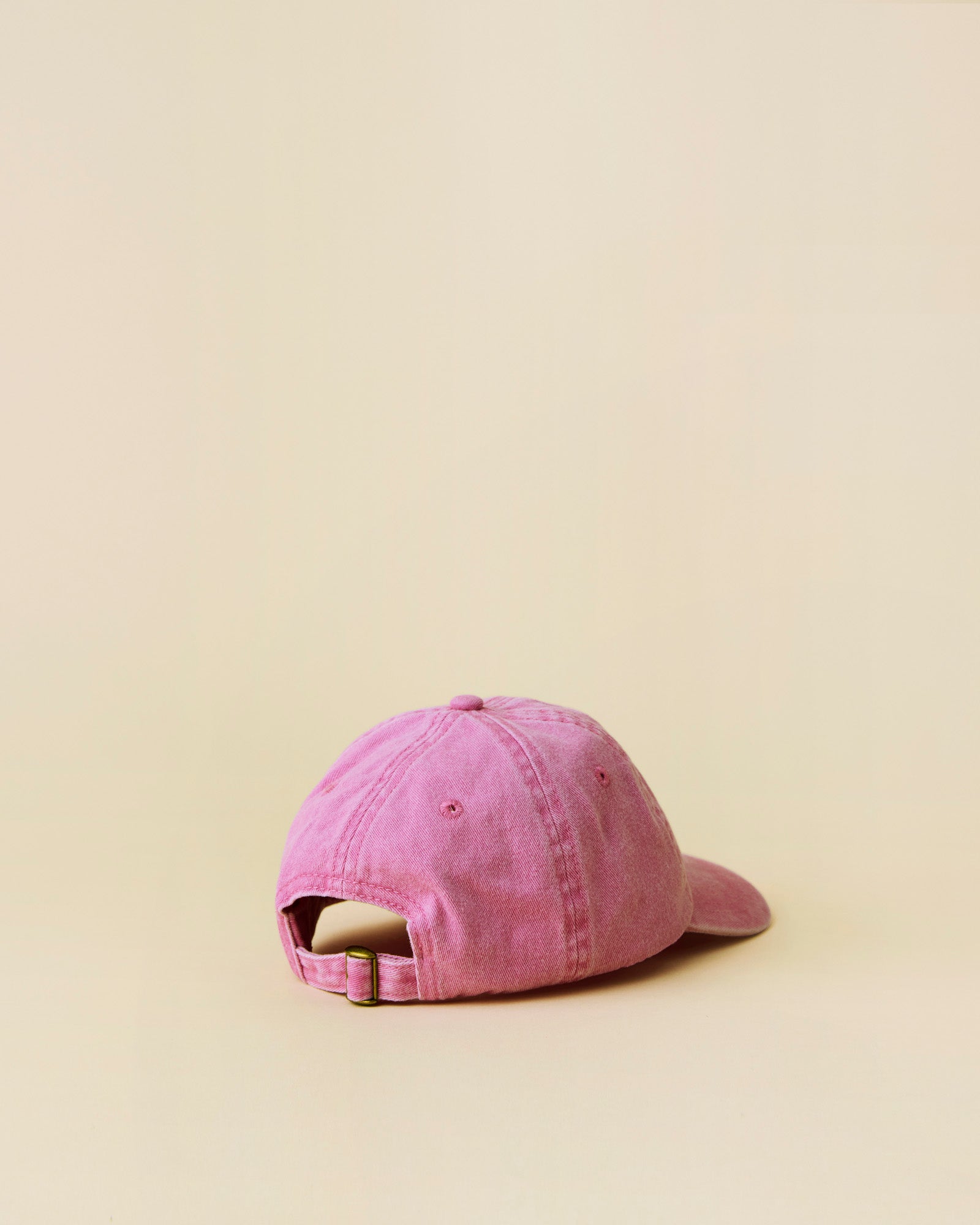 Momkind cap I lyseroed. Kasket ses bagfra.