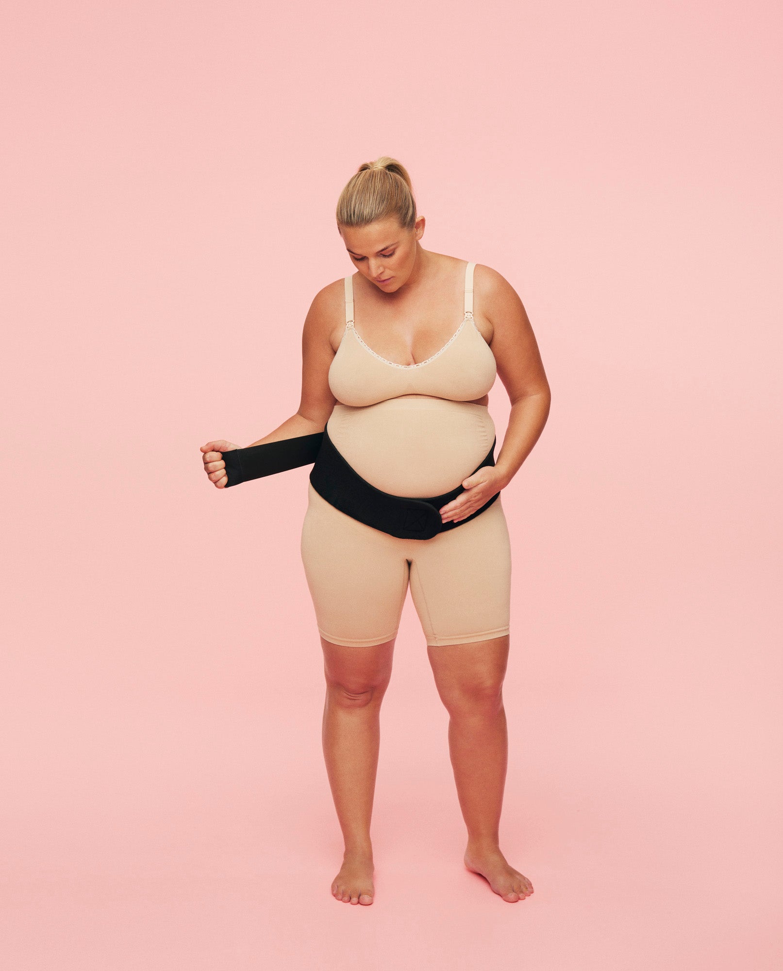 gravid kvinde iført bækken bælte fra momkind til ondt i bækkenet