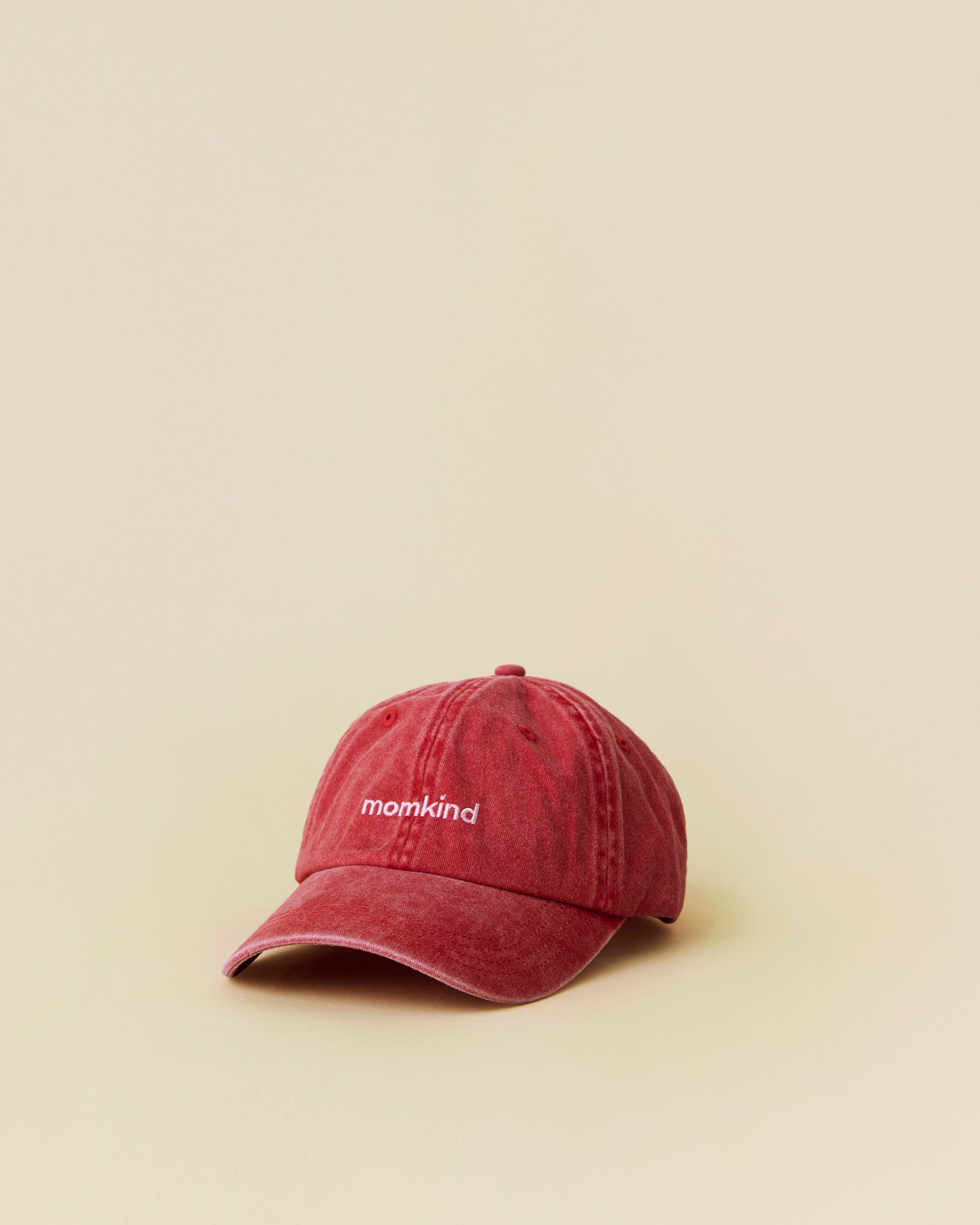 Momkind cap I roed og lyseroed logo. Cap ses fra front.