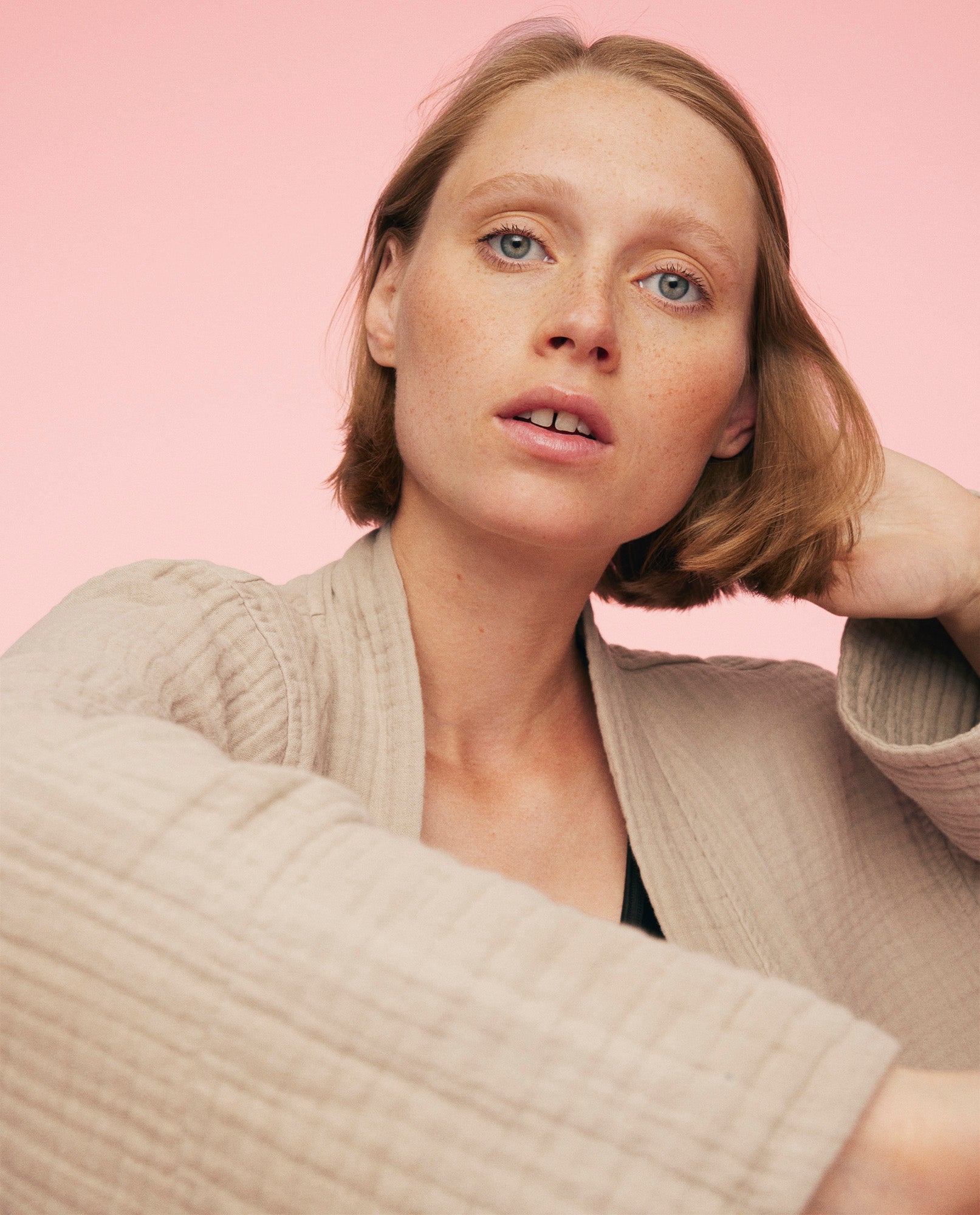 Nærbillede af kvinde som har kind robe på fra momkind Man kan se kvaliteten af stoffet tæt på.