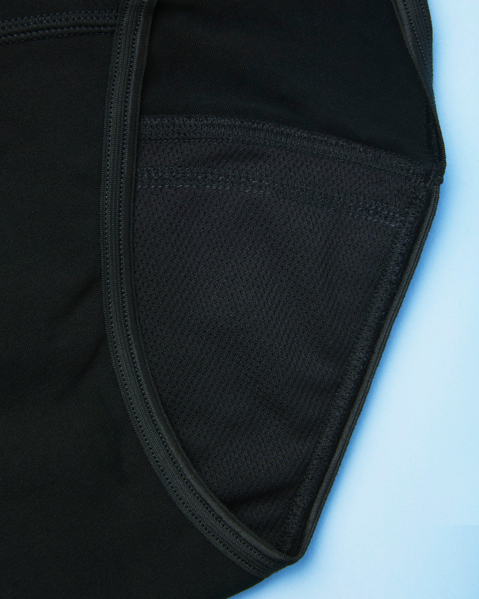 close up af momkind menstruationstrusser og det absorberende lag der holder blodet inde