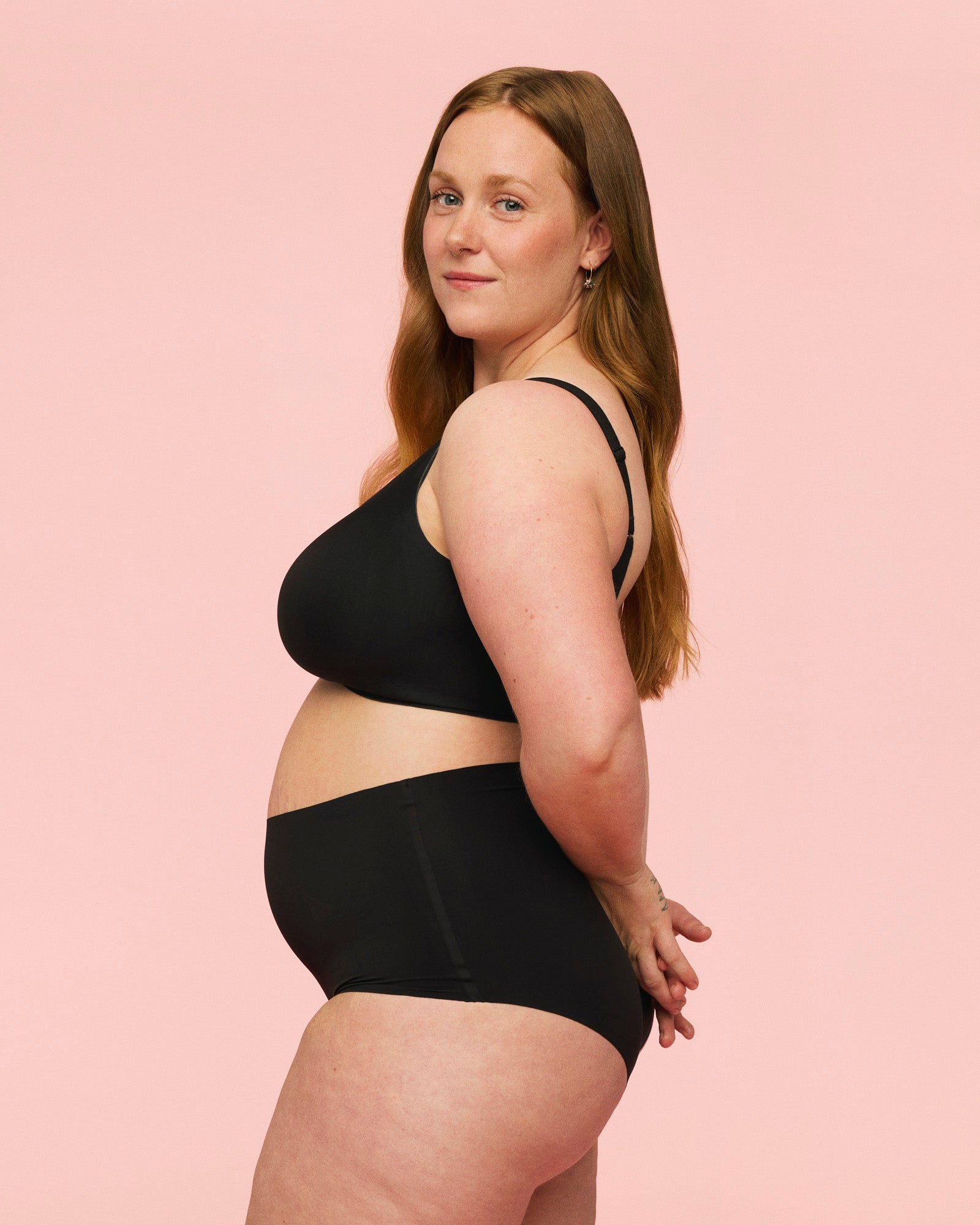 kvinde iført seamless amme bh med fyld fra momkind