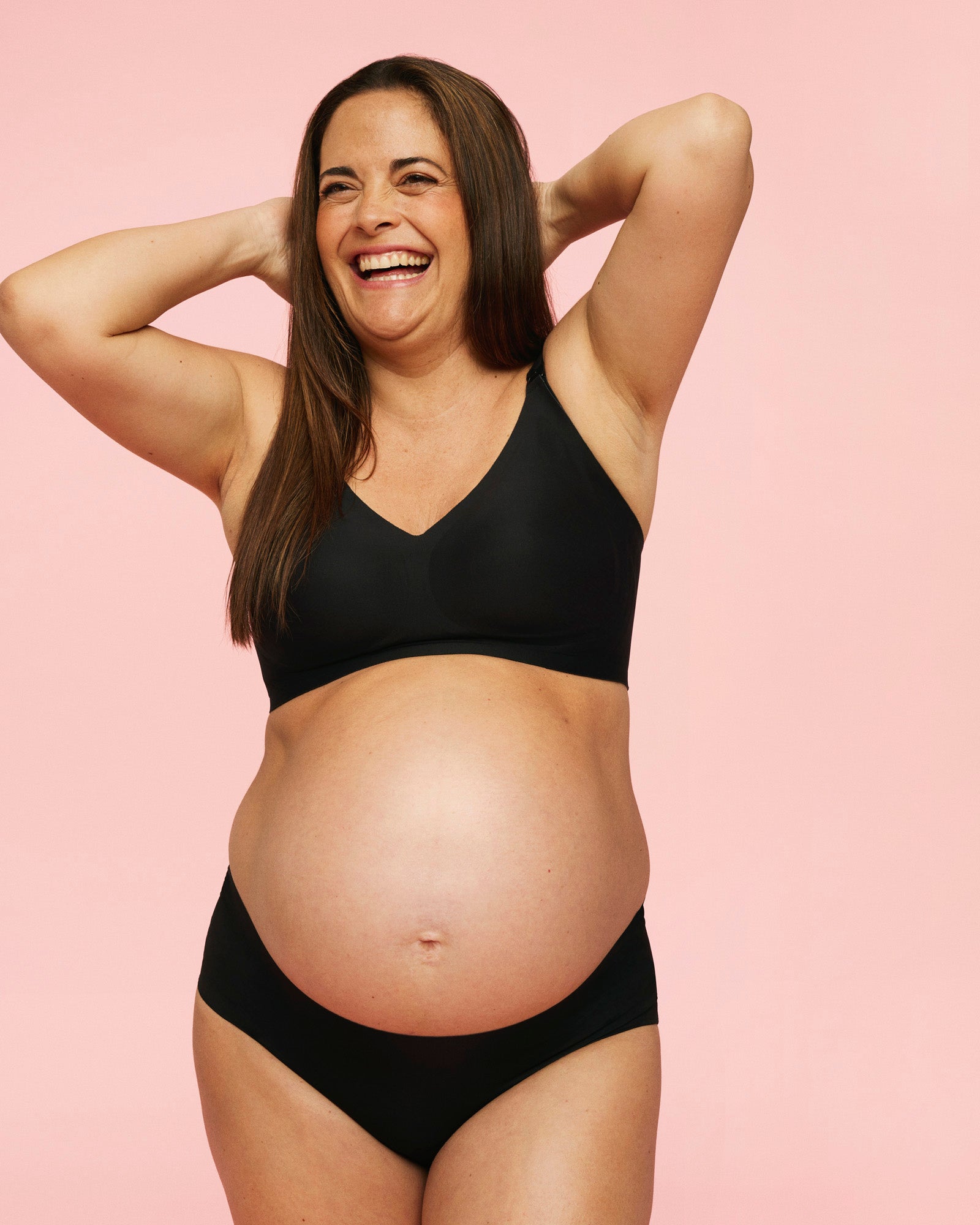 kvinde iført seamless amme bh uden bøjle fra momkind