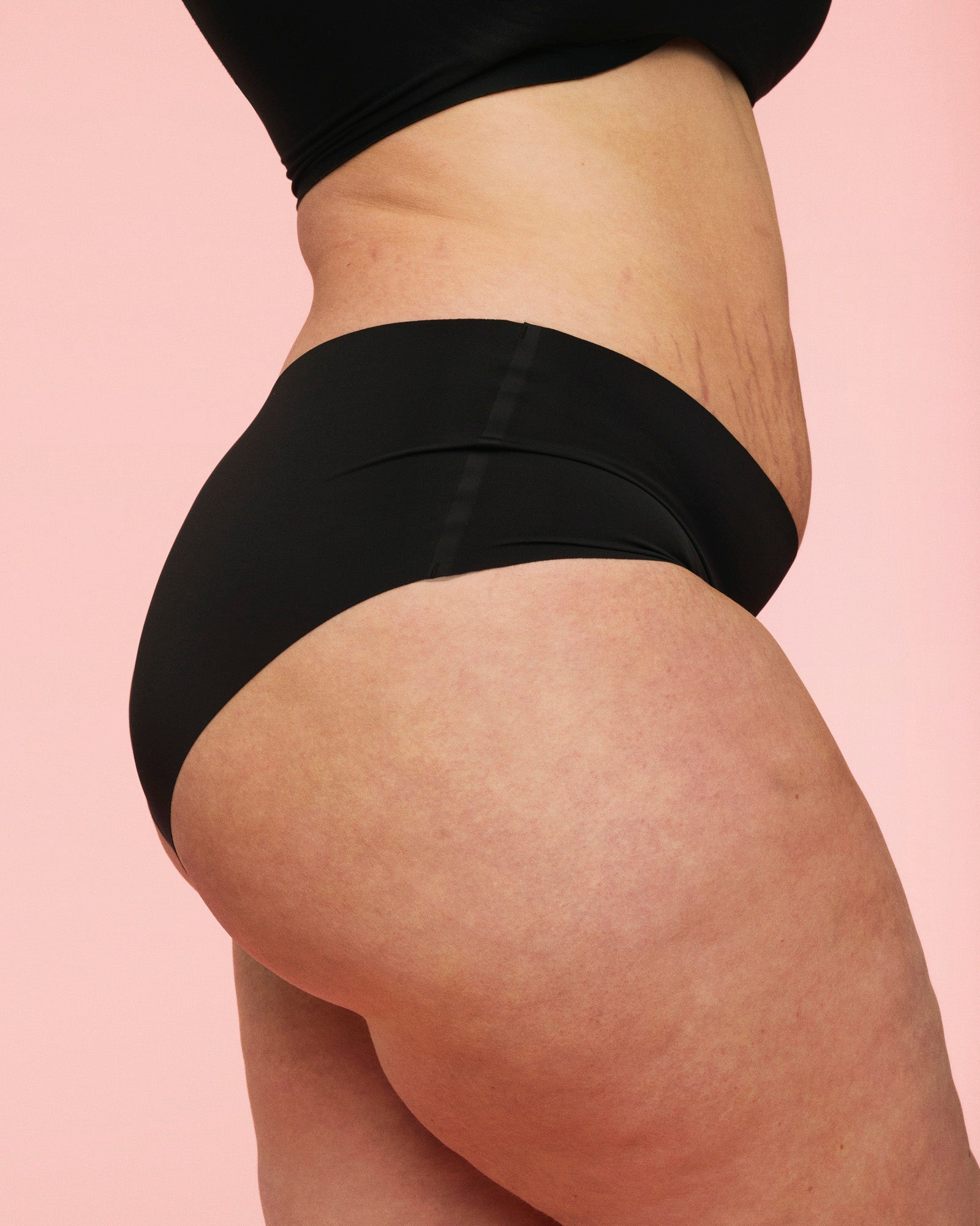 Nærbillede af seamless graviditetstrusser på kvinde. Trussen sidder under maven og er uden søm.