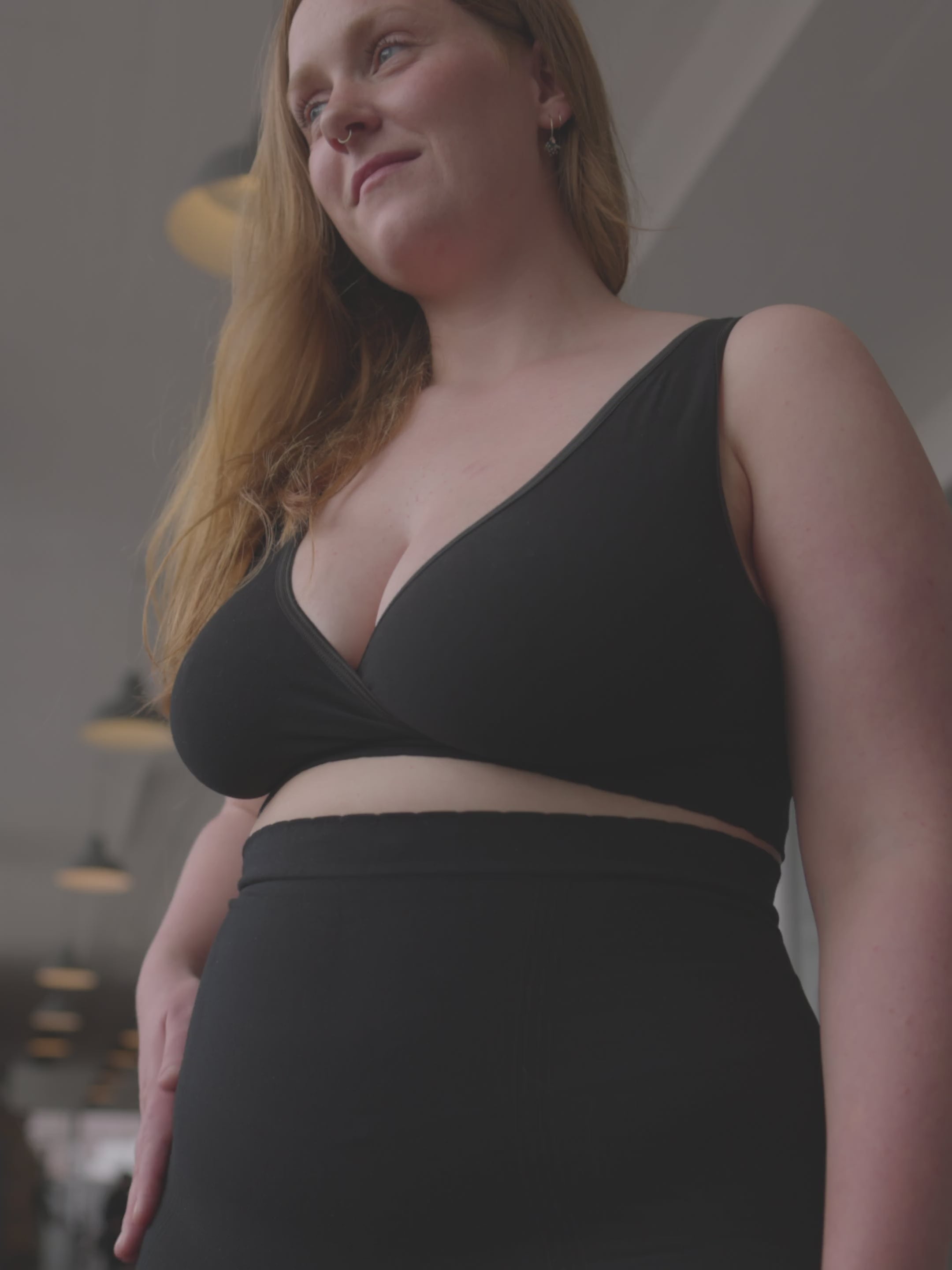 Kvinde iført hugwear shorts i sort samt amme bh fra momkind.