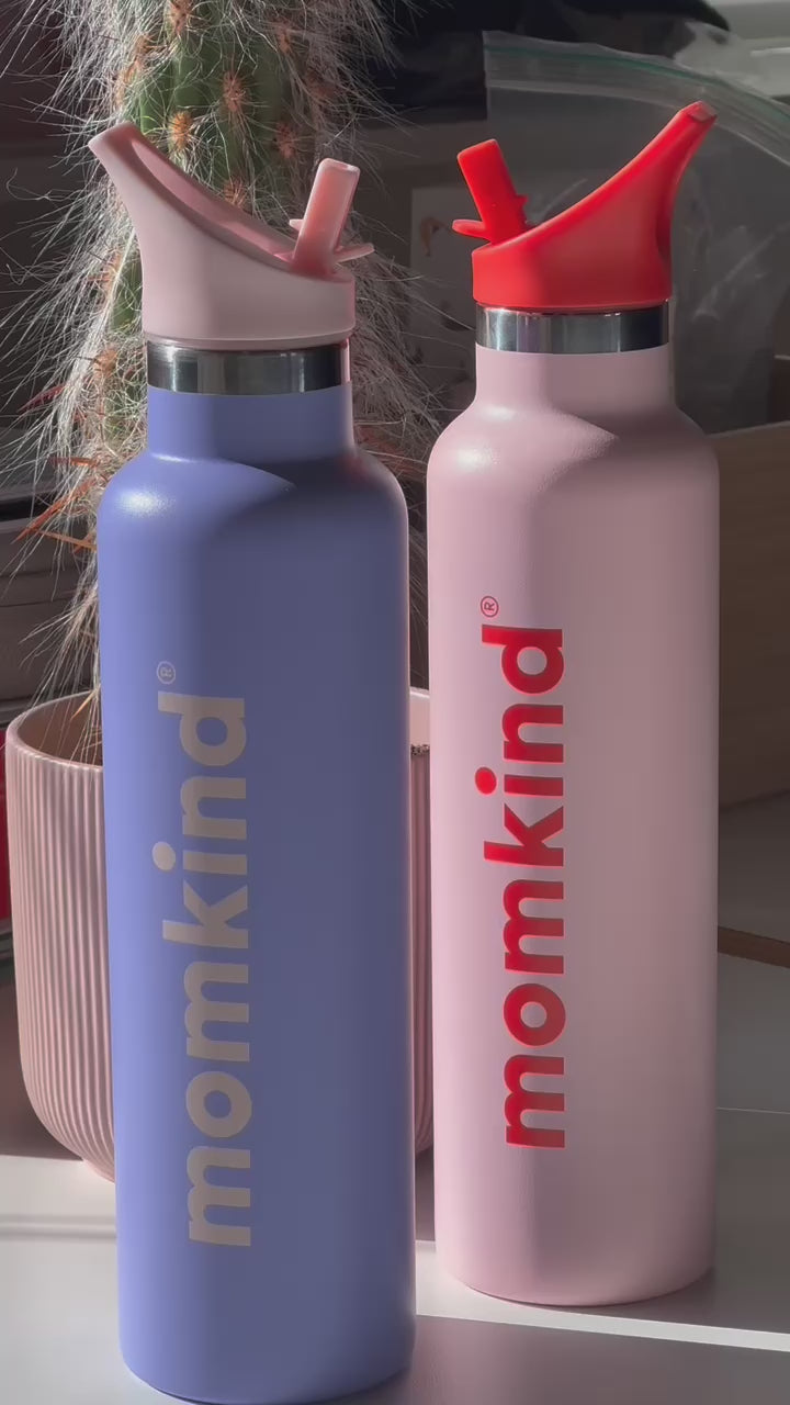 video viser detaljer på termo drikkedunke med sugerør i lilla og lyserød fra momkind