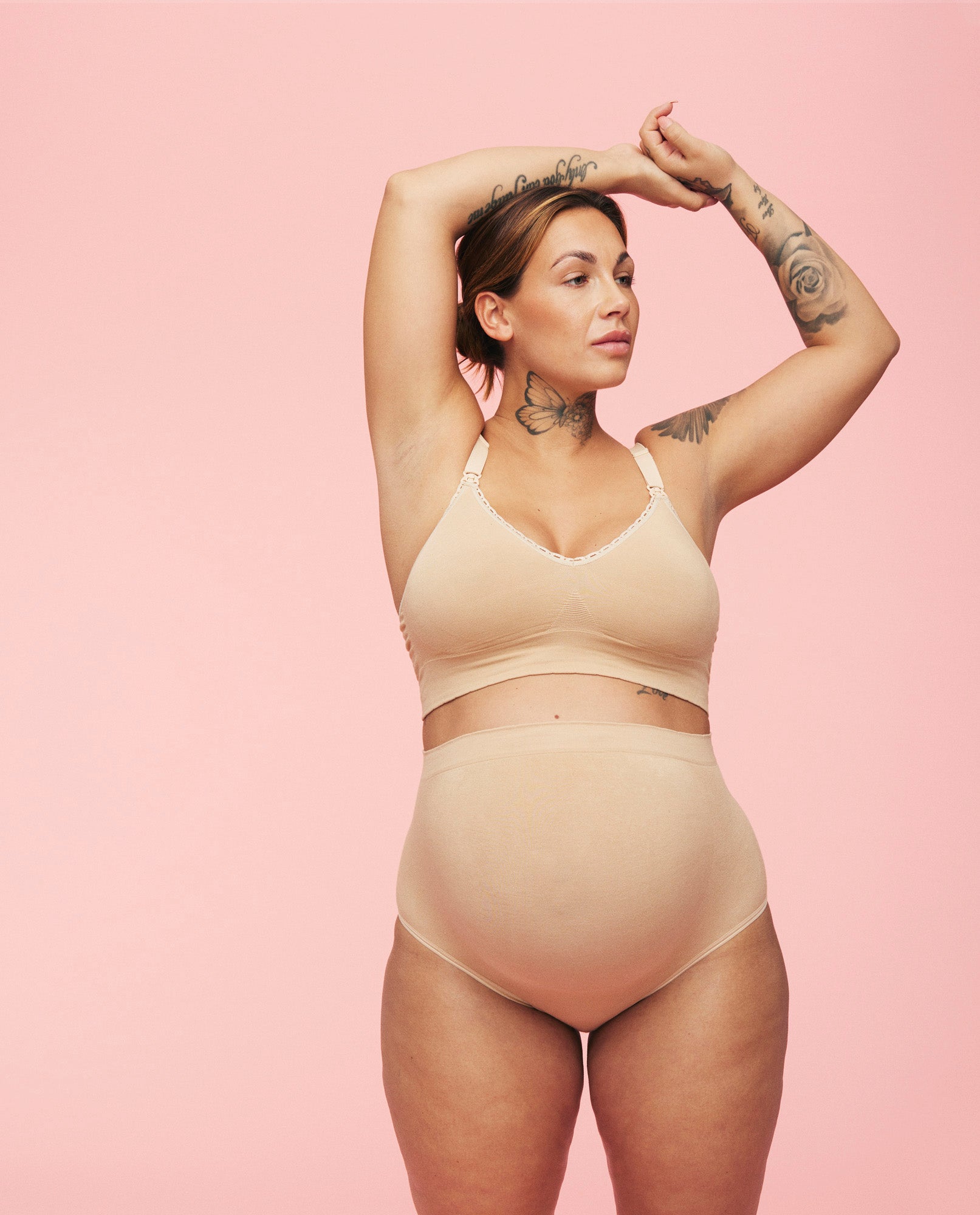Gravid kvinde iført momkind graviditetstrusse og matchende amme bh i farven sand.