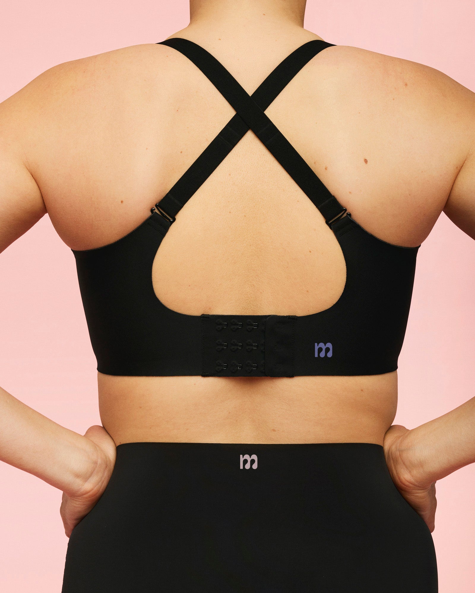 kvinde står med ryggen til iført seamless ammebh med vattering fra momkind hvor stropperne er krydset på ryggen