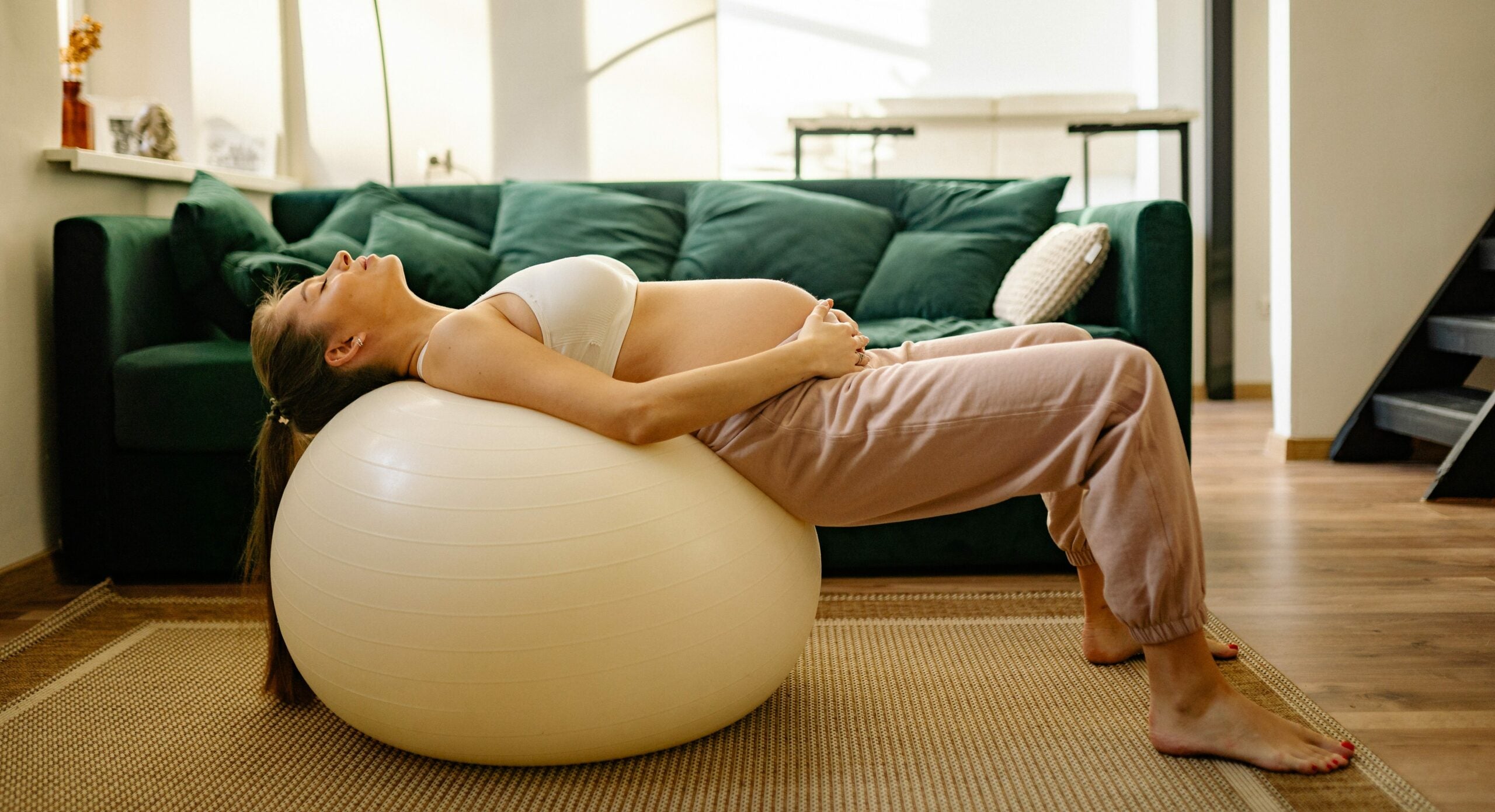 gravid kvinde symfyseløsning eller smerter i symfysen ligger med ryggen på yogabold