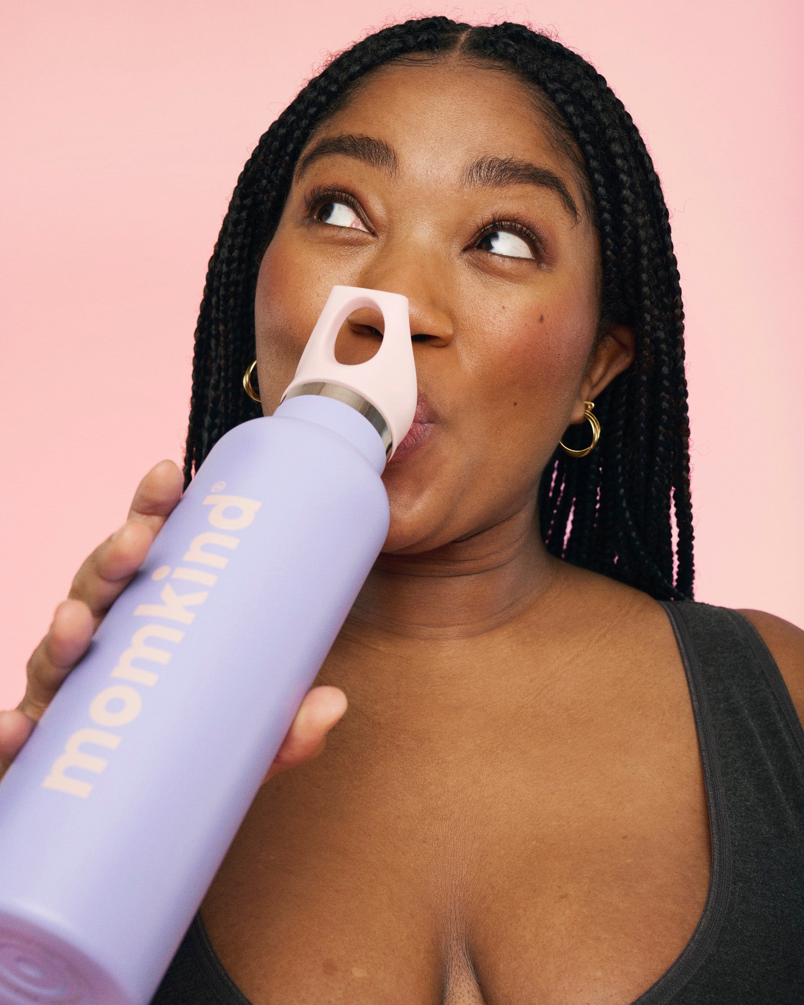 kvinde drikker af lilla termo drikkedunk med sugerør fra momkind