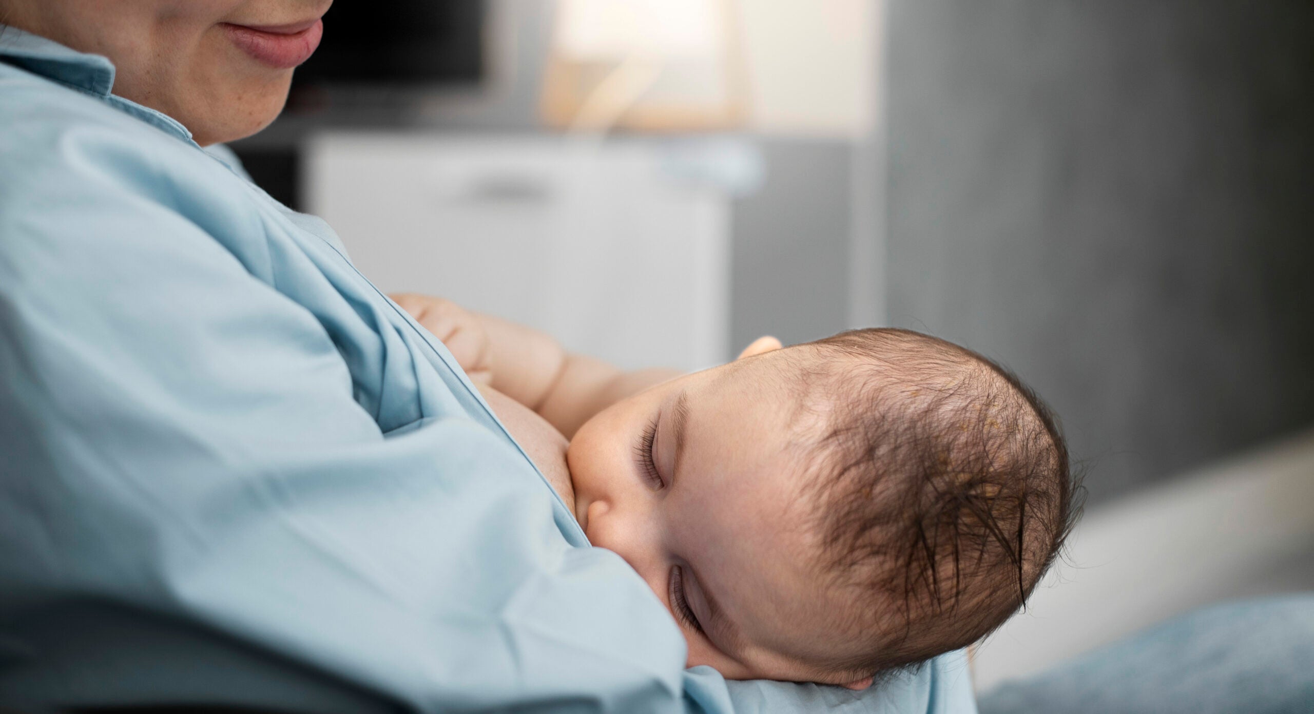 5 gode råd: Sådan holder du baby vågen ved amning