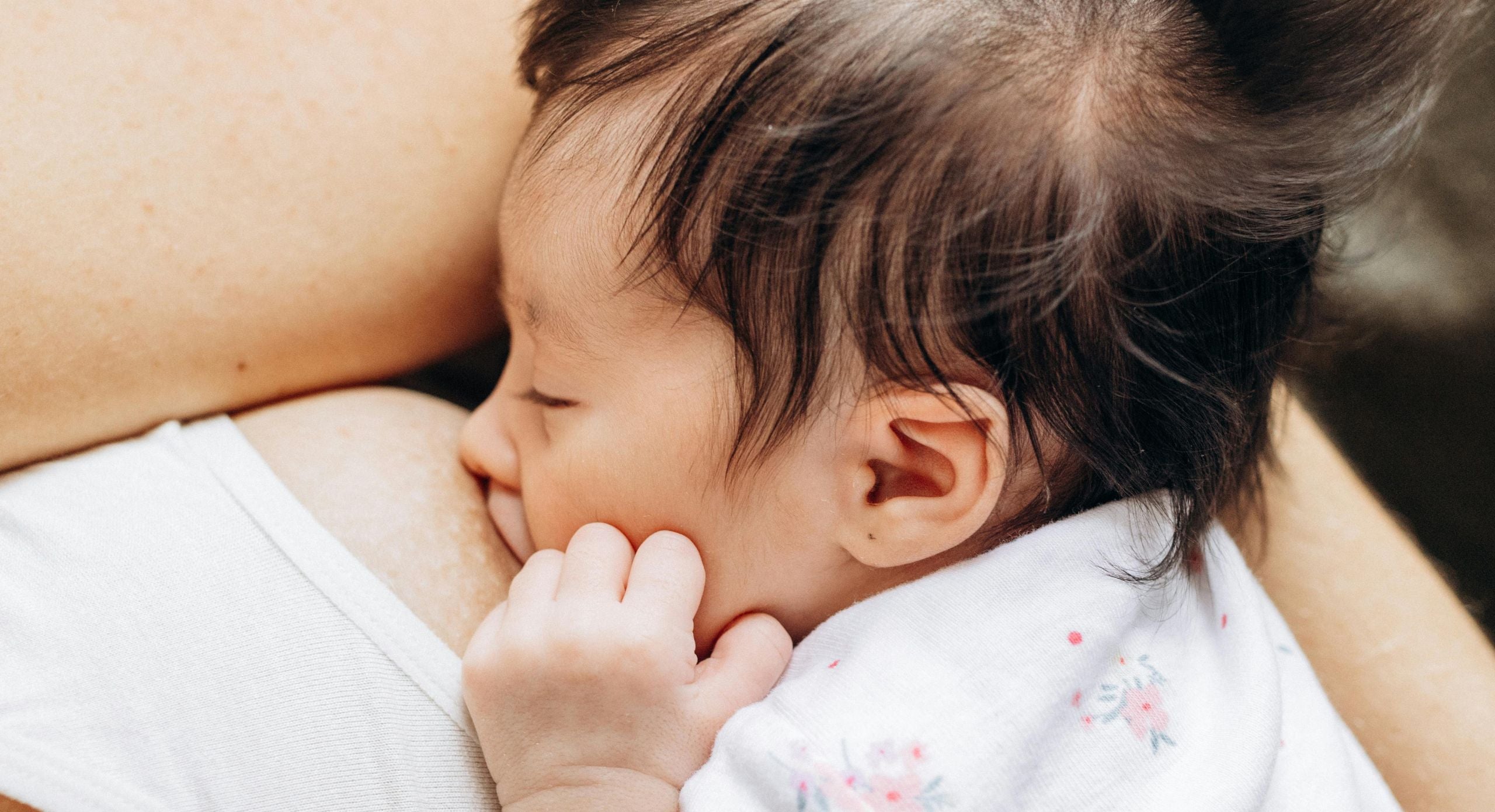 Sove med amme bh eller ej? 5 gode råd om nattøj, når du ammer