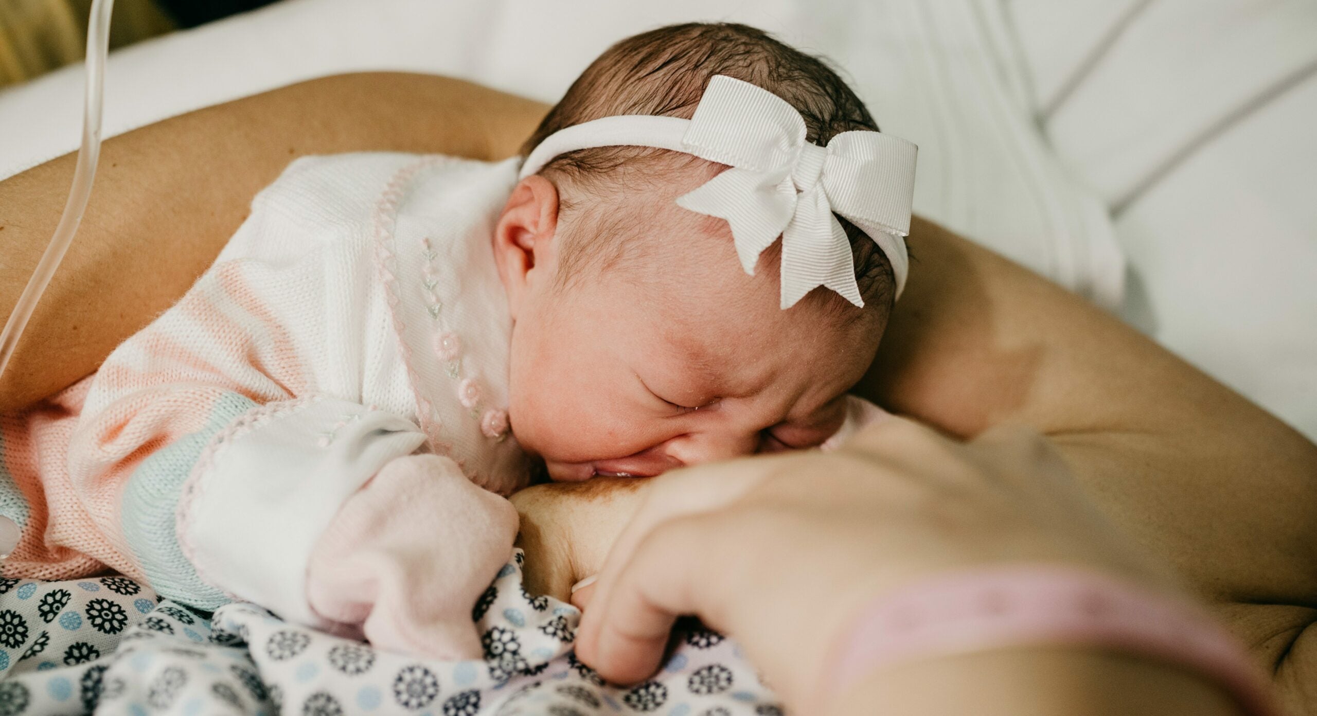 Amning af nyfødt: Hvor ofte og hvor længe skal baby spise?
