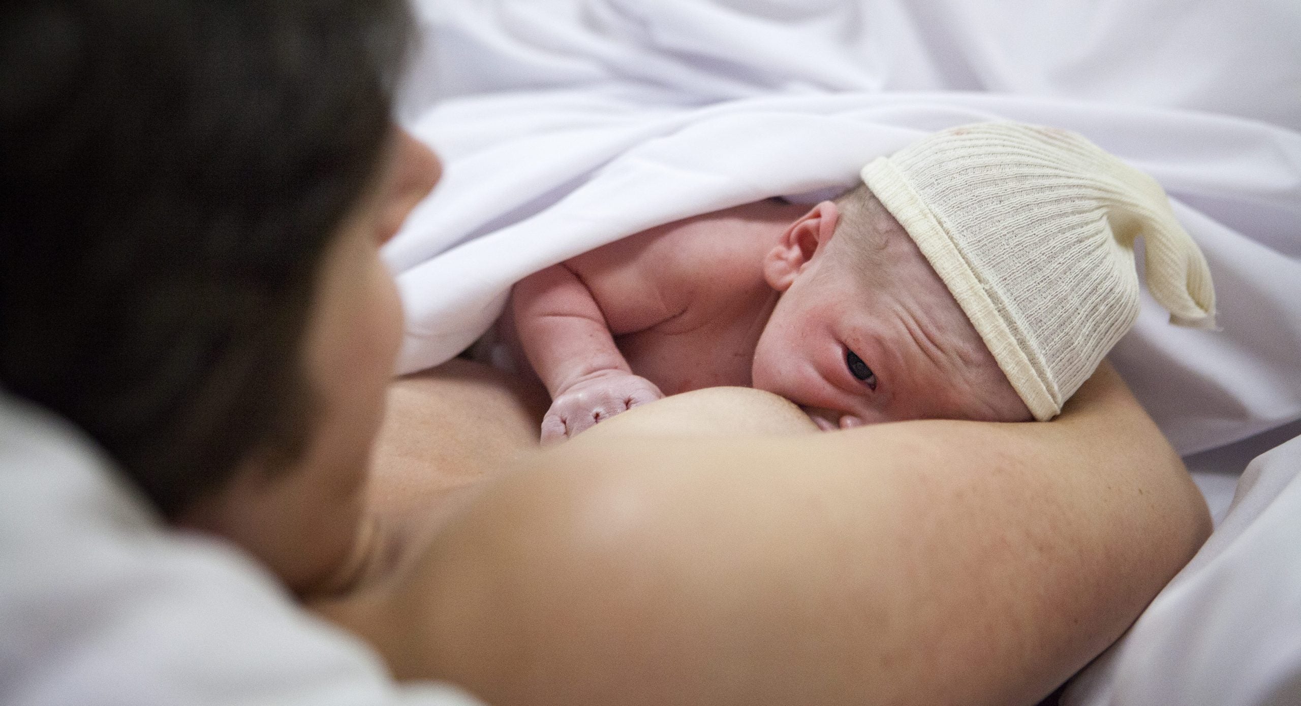 Sutteteknik hos nyfødt: Sådan sikrer du at baby sutter korrekt