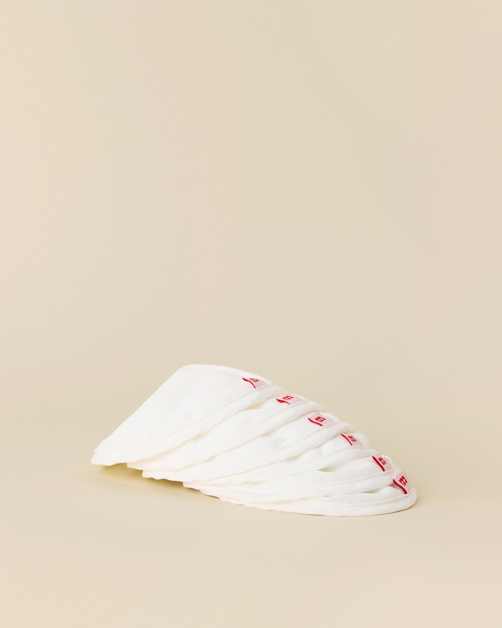 seks dråbeformede ammeindlæg fra momkind ligger på række 