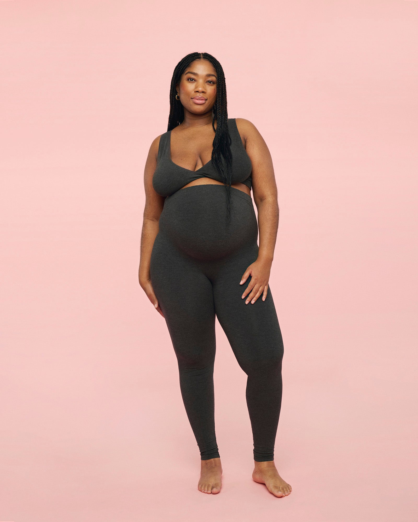 gravid kvinde iført crossover bh og gravid leggings i grå fra momkind