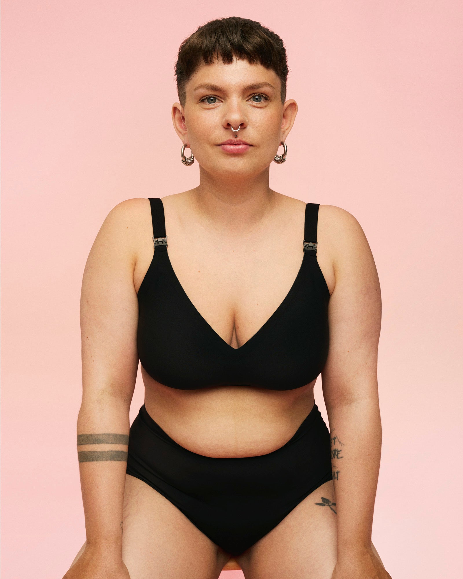 kvinde iført amme bh med vattering uden bøjle fra momkind