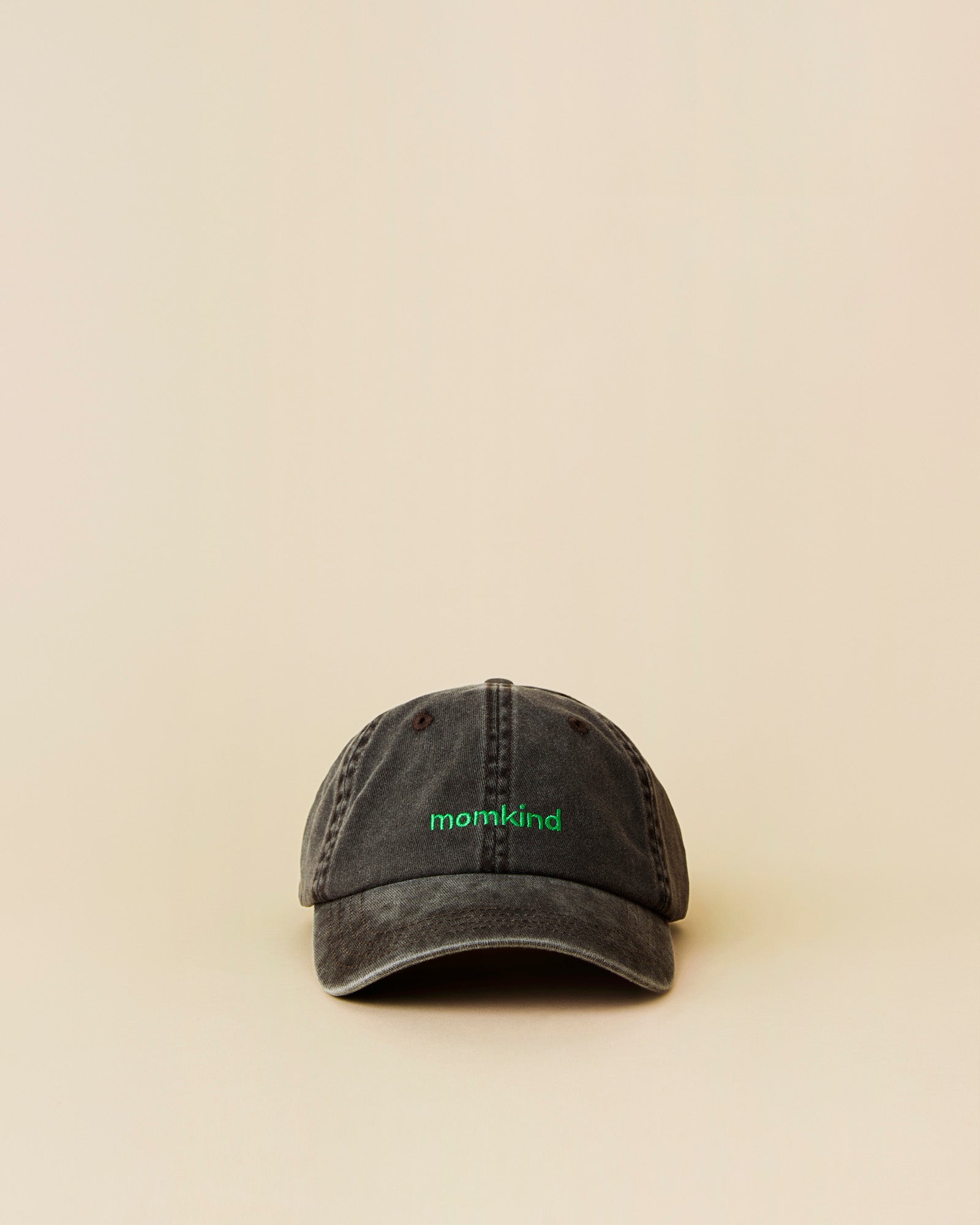 Momkind sort cap med groent logo. 