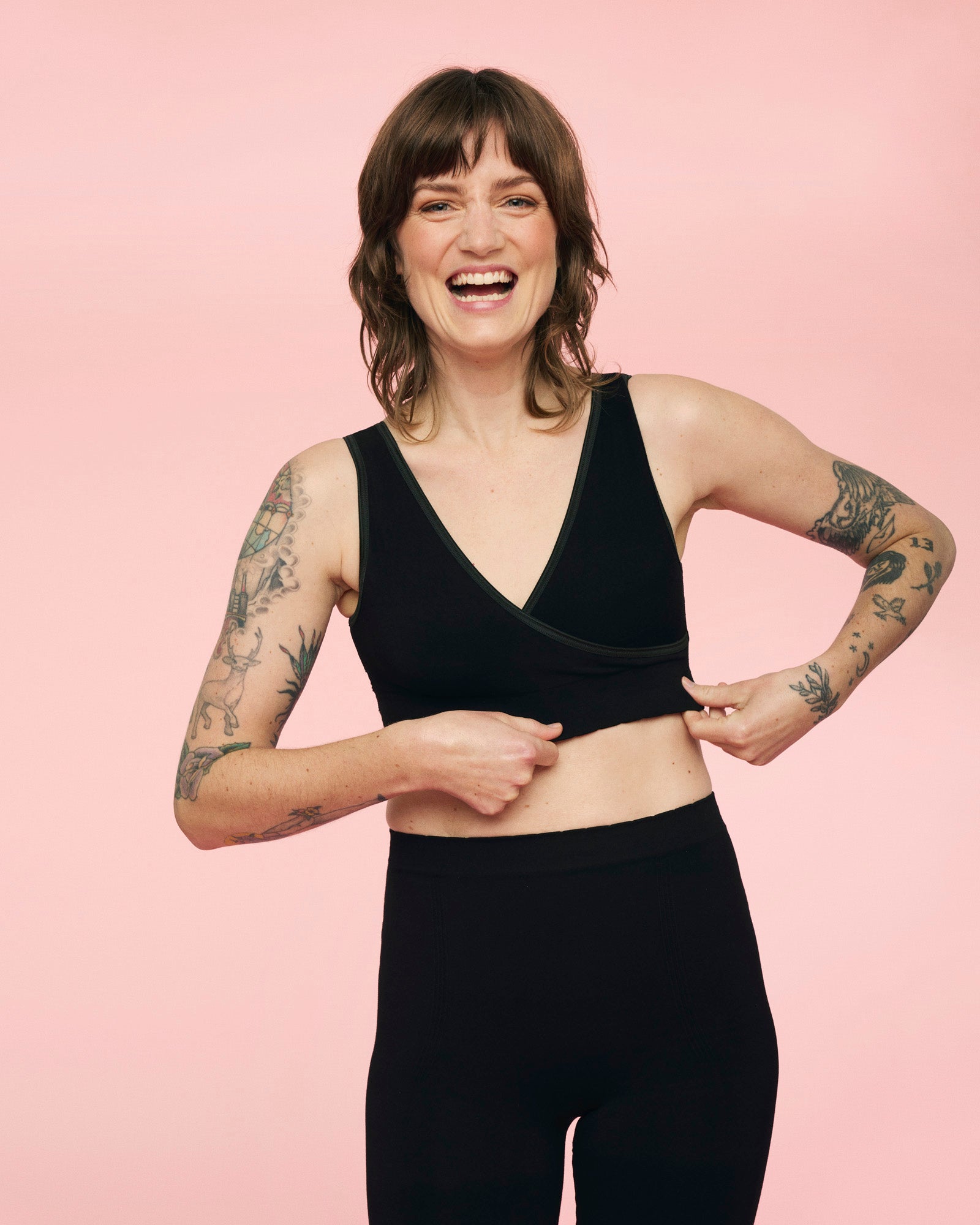 kvinde iført crossover bh og postpartum leggings fra momkind