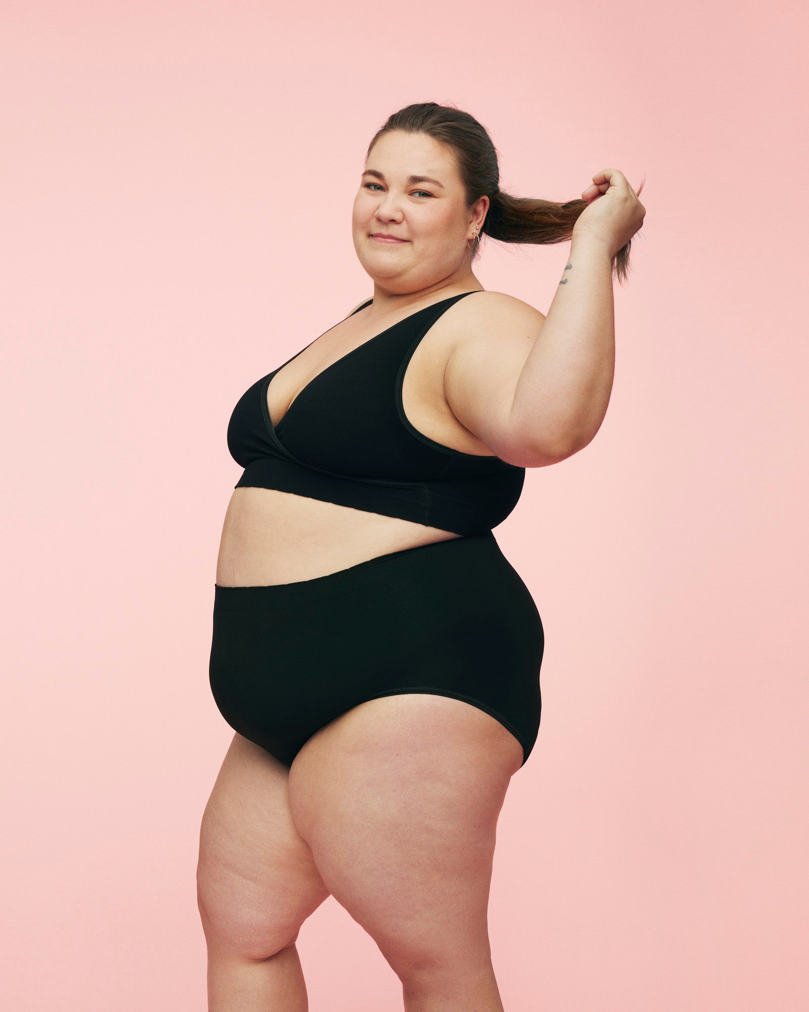 kvinde iført plus size menstruationstrusser fra momkind