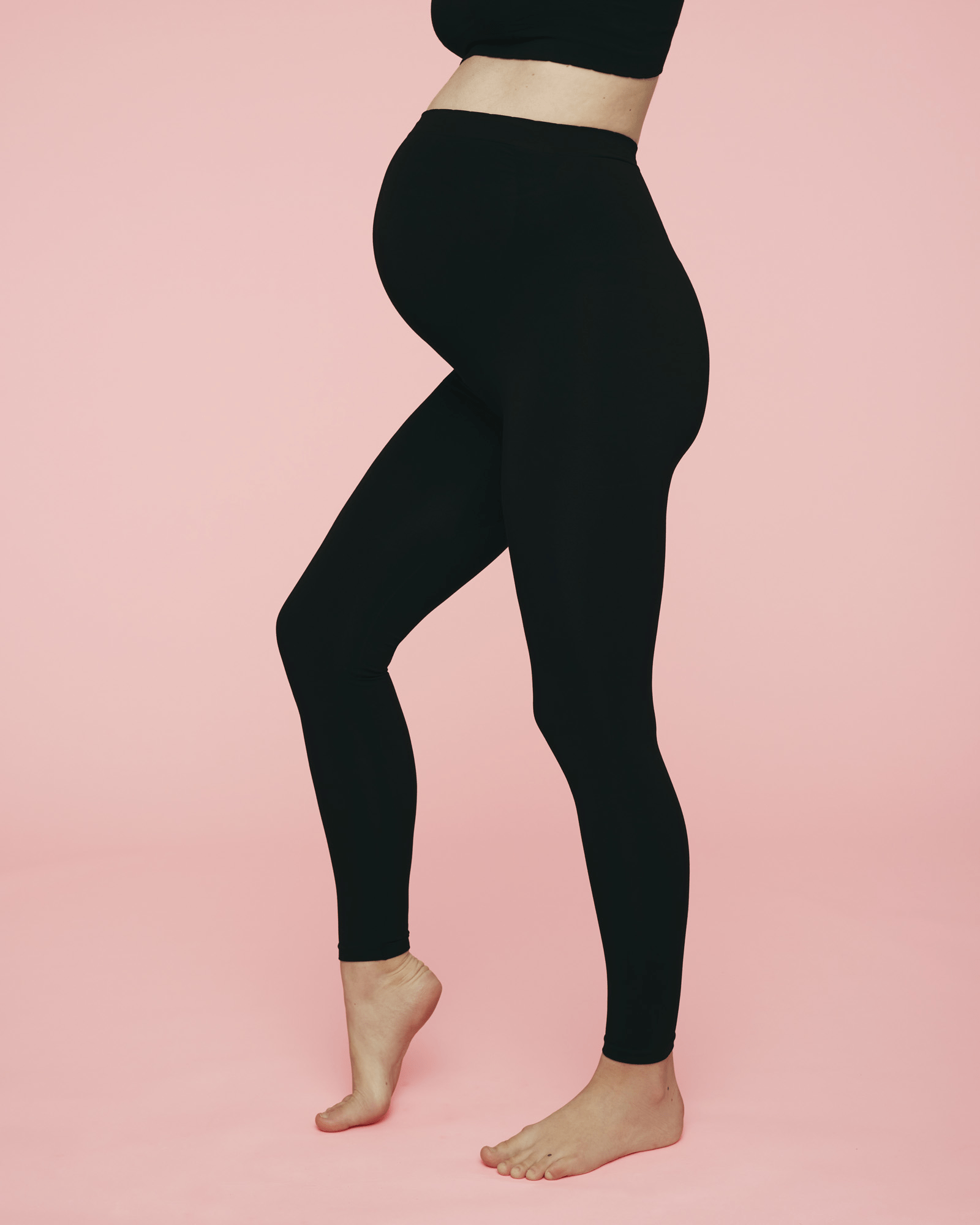 momkinds sorte gravid leggings fremvist på gravid model 